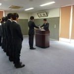 社長から雇用通知書を渡す