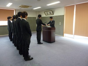 社長から雇用通知書を渡す