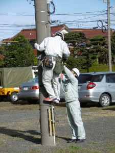 当社社員に見守られ一所懸命に昇柱①